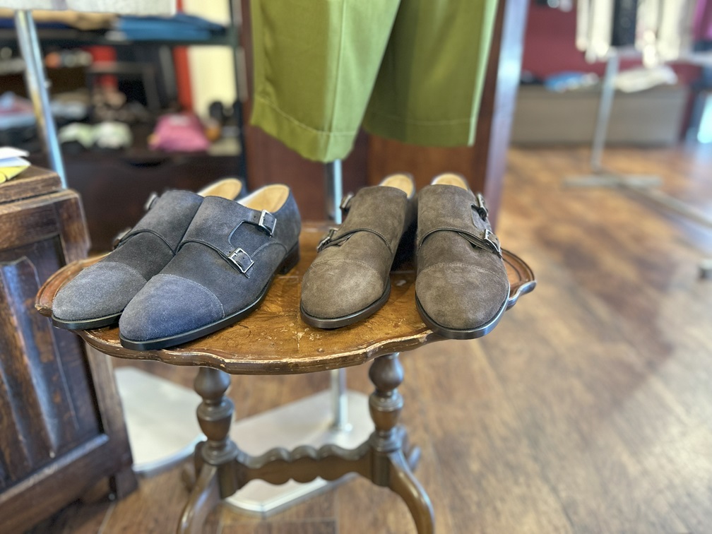 Ortigni ダブルモンクシューズ ダークブラウンとダークネイビー スエード素材 高級感ある並び