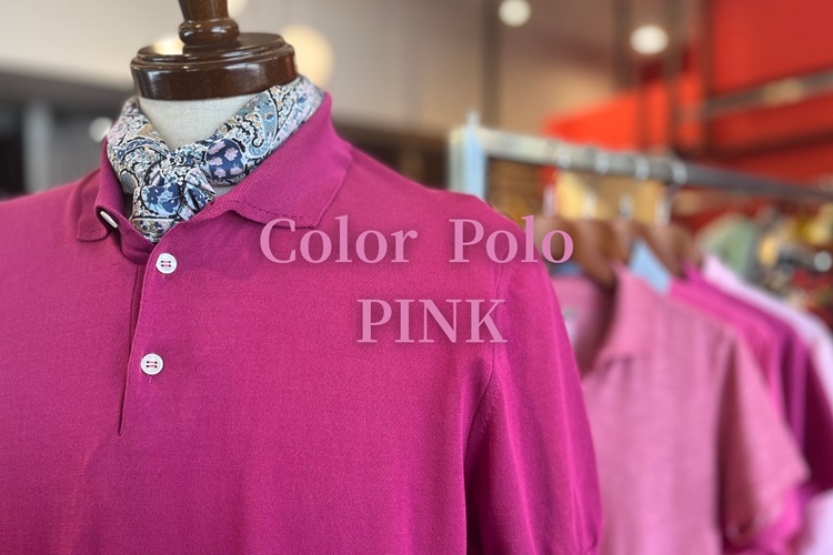 鮮やかなピンクのポロシャツをディスプレイに飾ったイメージ