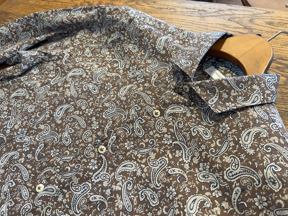 POGGIANTI 1958 ブラウンベースのペイズリー柄シャツをテーブルに平置きしたクローズアップ