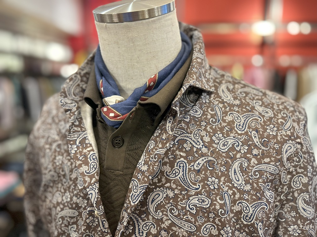 POGGIANTI 1958 ペイズリー柄シャツをブラウンのポロシャツとスカーフに合わせた秋コーデ