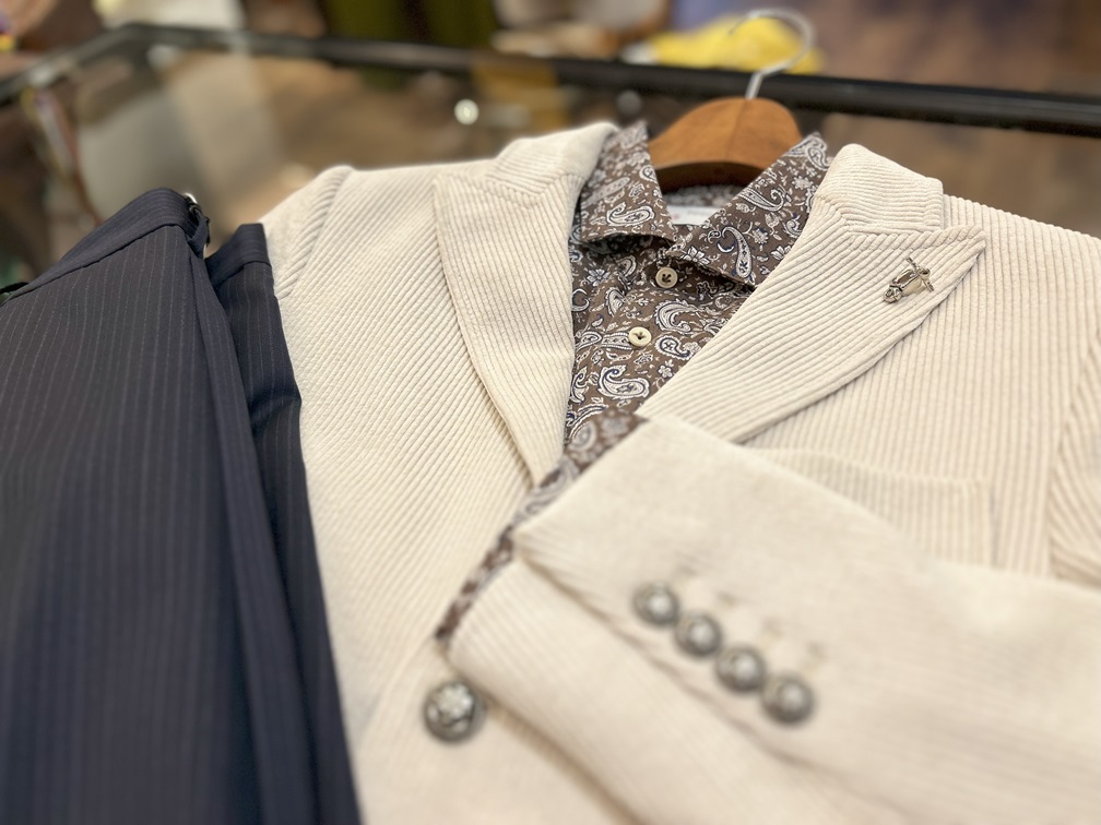 POGGIANTI 1958 ブラウンペイズリー柄シャツを白いジャケットとネイビーパンツに合わせた上品なスタイル