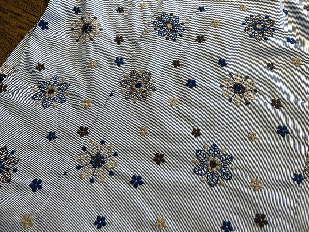 「POGGIANTI 1958のストライプシャツ、背面ダーツによる立体的なシルエット」

