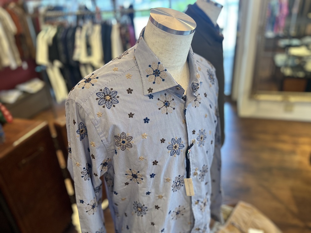 POGGIANTI 1958のストライプ柄刺繍シャツを正面から捉えたマネキンディスプレイ