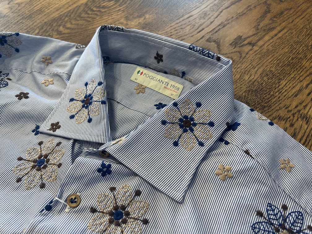 襟元に刺繍が施されたPOGGIANTI 1958のシャツとブランドタグ

