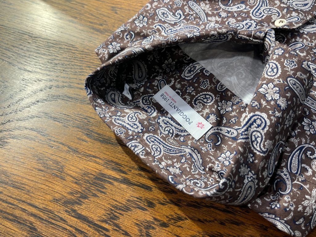 POGGIANTI 1958のブラウン×ネイビーのペイズリー柄シャツ。袖裏の細部が映るデザインカット。