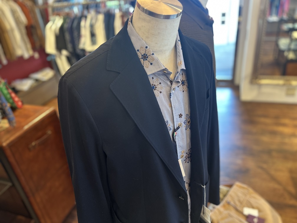 ジャケットのインナーに合わせたPOGGIANTI 1958の刺繍シャツスタイル
