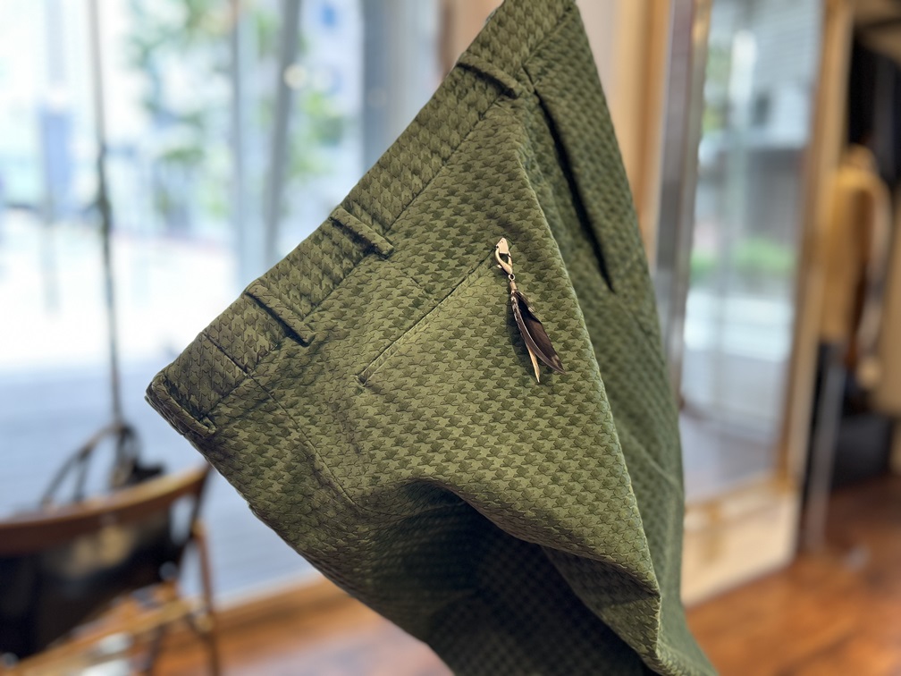 ハンガーにかけられたPT TORINO EDGEシリーズのグリーンパンツ