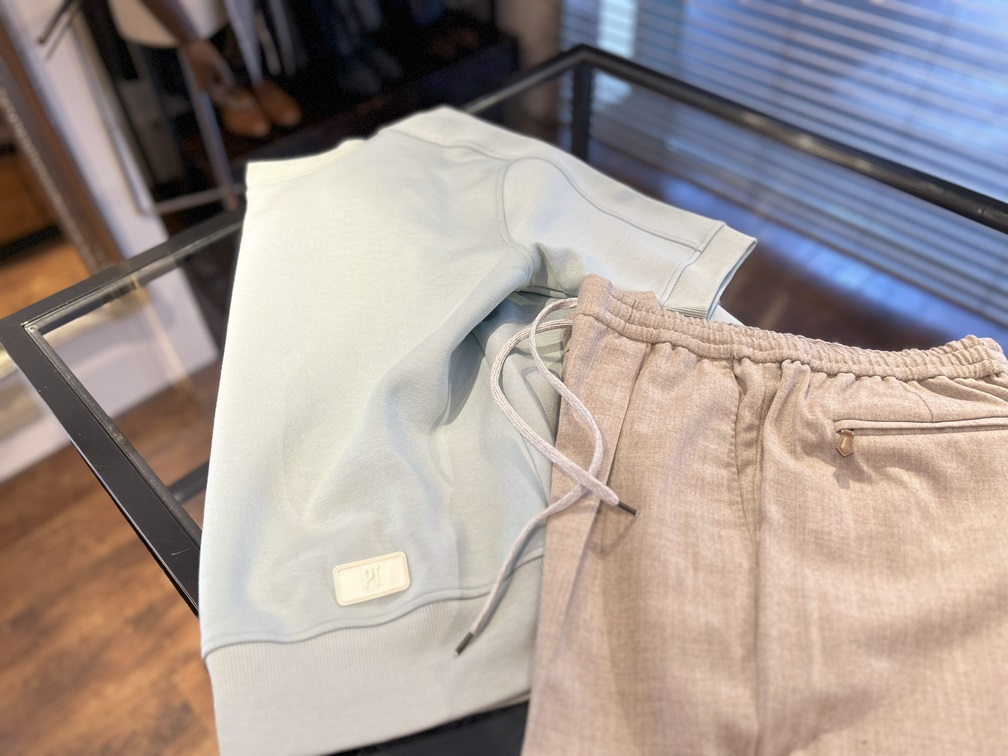 PT TORINO 半袖スウェットをベージュパンツと組み合わせたナチュラルスタイリング