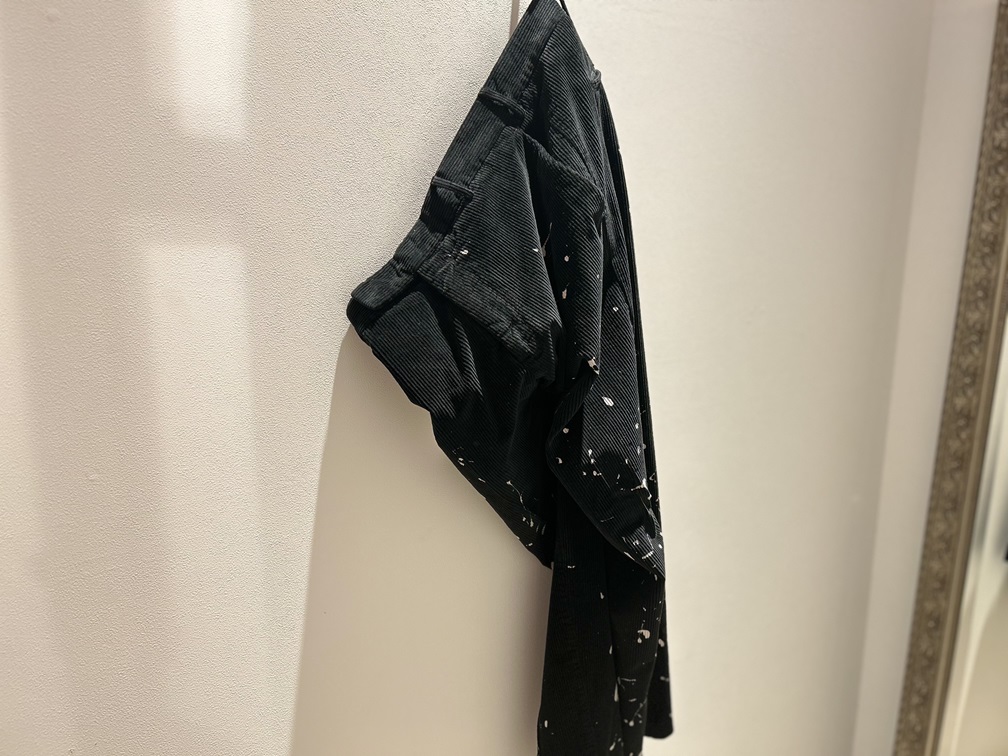 フックに掛けられたPT TORINO ブラックコーデュロイパンツ 全体像