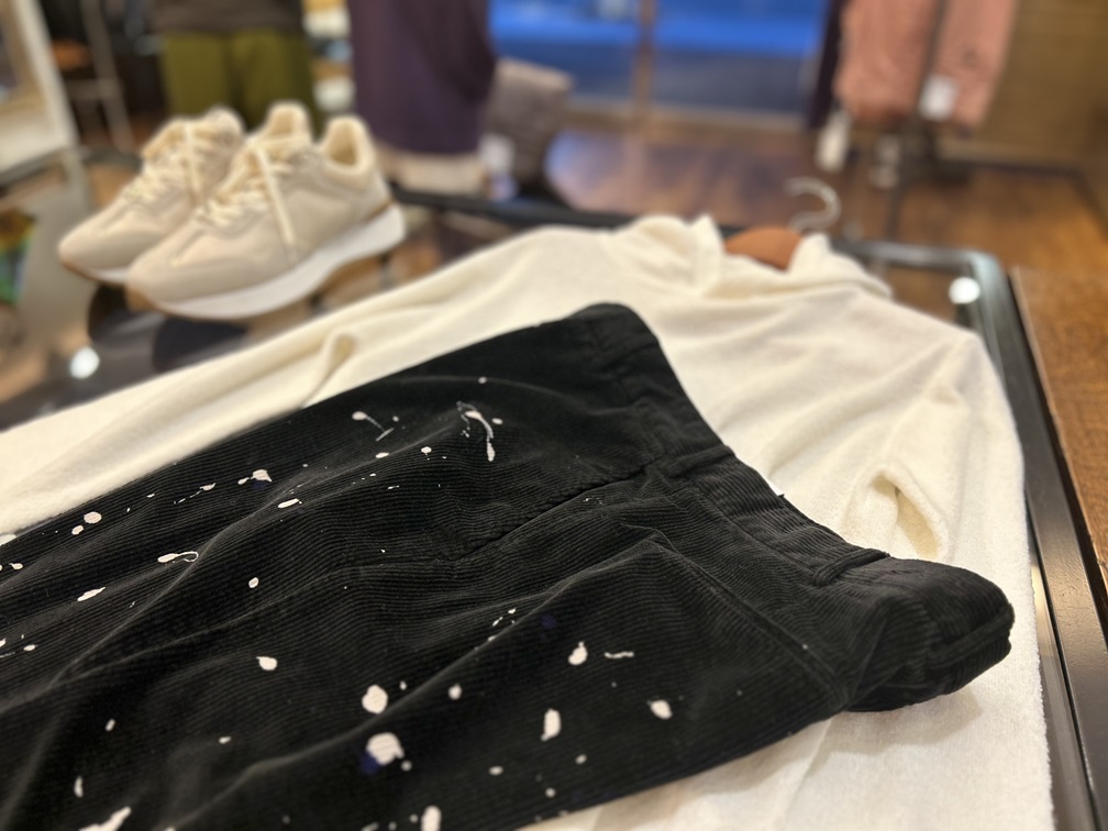 白ニットとスニーカーに合わせたPT TORINO ブラックコーデュロイパンツ カジュアルコーデ