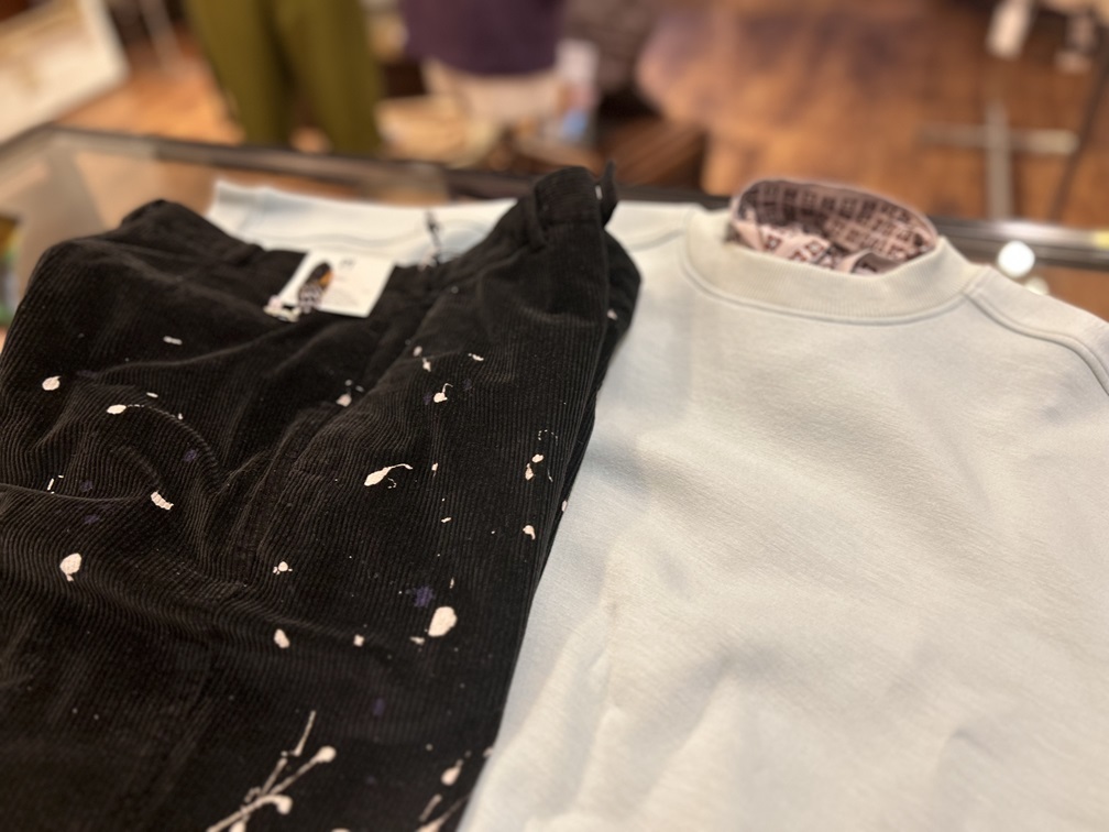 ライトブルーのトップスと組み合わせたPT TORINO ブラックコーデュロイパンツ