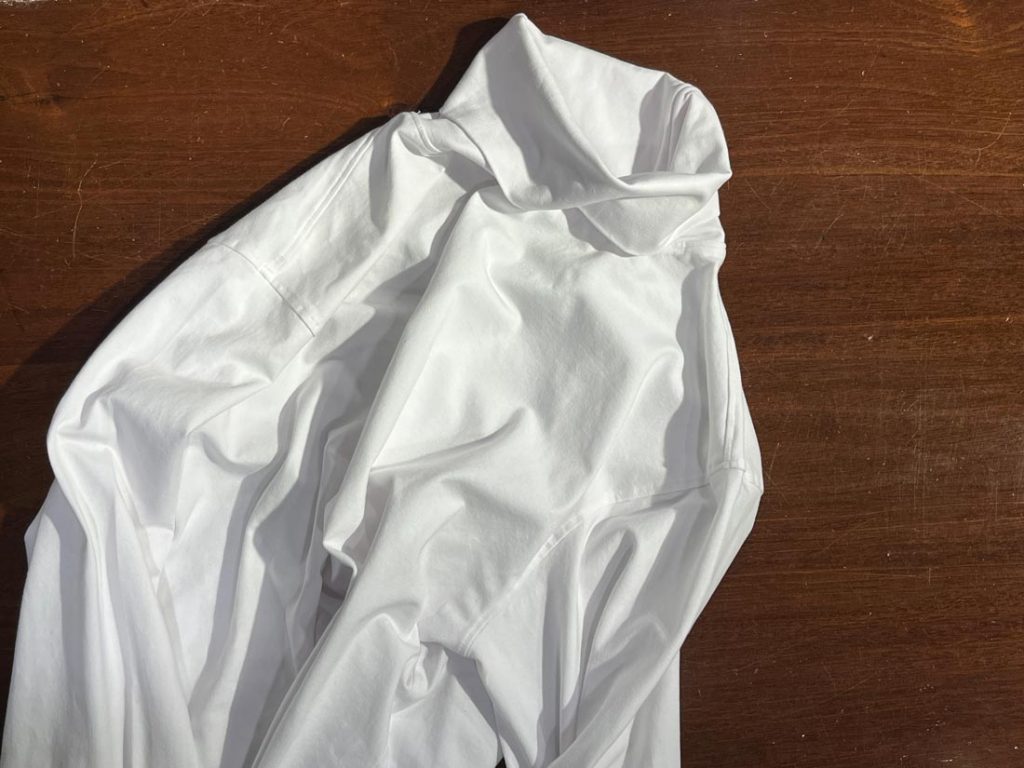 R3D WOODの白タートルネックシャツ、肌触りの良いコットン95%・エラスタン5%素材