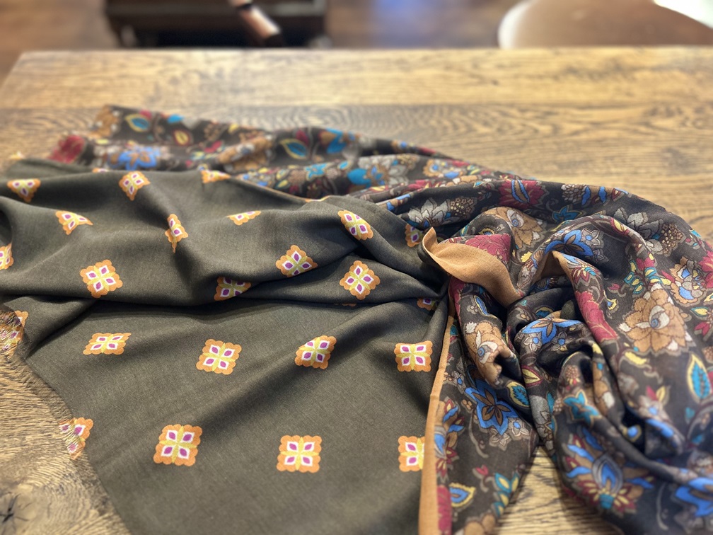 ROSI COLLECTION花柄モダールストール 裏面の幾何学小紋柄デザイン