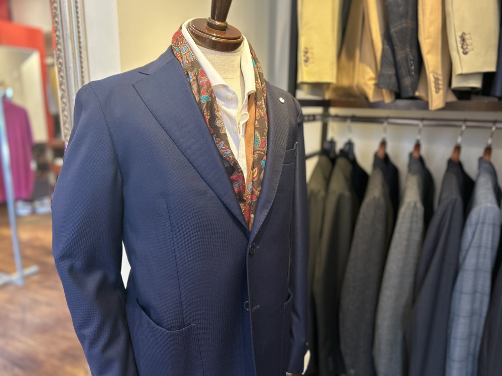 ROSI COLLECTION花柄モダールストールをネイビージャケットにインナー使いしたスタイル