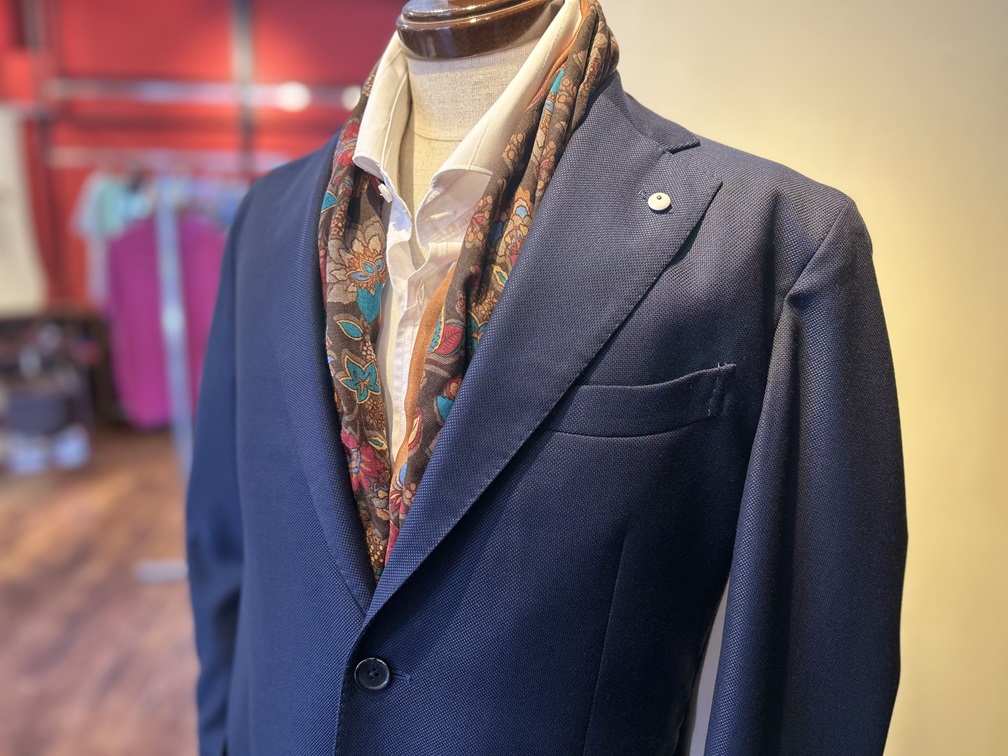 ROSI COLLECTION花柄モダールストールをシャツインにして見せるエレガントな首元