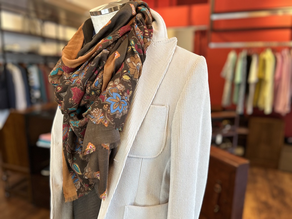 ROSI COLLECTION花柄モダールストールを白ジャケットに合わせた上品な着こなし