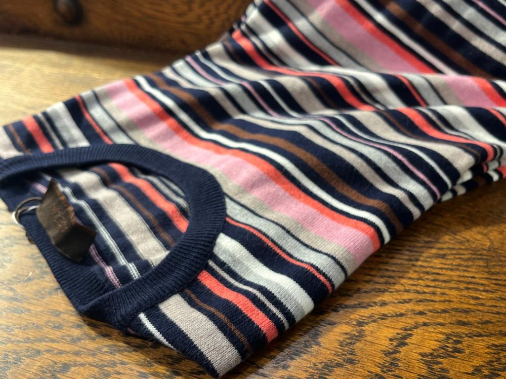 alteaのマルチストライプのニット。クルーネックデザインで冬らしいカラフルな表情が特徴。