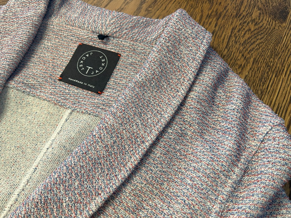 T JACKETのロゴ入りタグとニット裏地のディテールショット