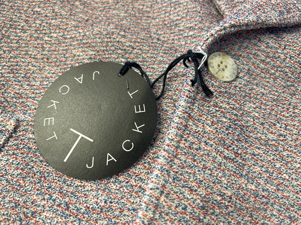 ブランドネーム入りボタンが際立つT JACKET春夏ジャケットの前面