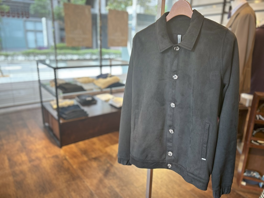 AMCOUTURE ボンバージャケットの正面デザイン