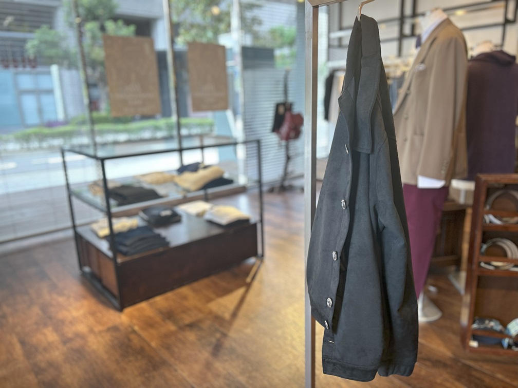 サイドから見たAMCOUTUREのボンバージャケット