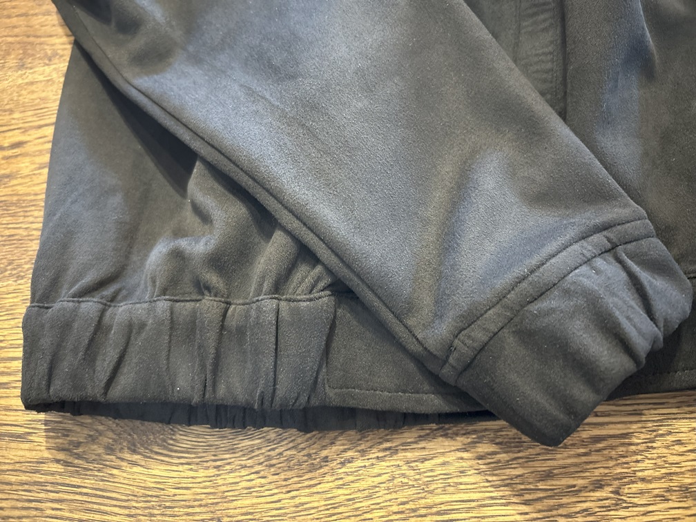 袖と裾のリブ仕上げが映えるボンバージャケット