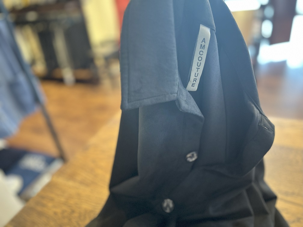 AMCOUTUREのブランドタグ付きボンバージャケット