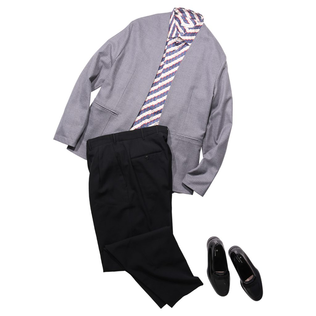 AMCOUTUREのグレーノーカラージャケットにETROの幾何学柄シャツを合わせ、ブラックパンツとレザーローファーで引き締めた大人のスマートスタイル