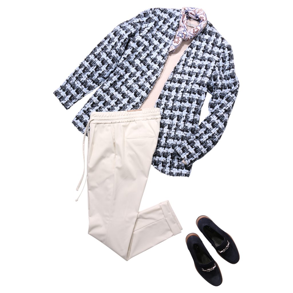 AMCOUTUREのチェック柄ジャケットに淡色パンツを合わせ、刺繍スカーフとシューズで紳士的にまとめた上品カジュアルコーディネート