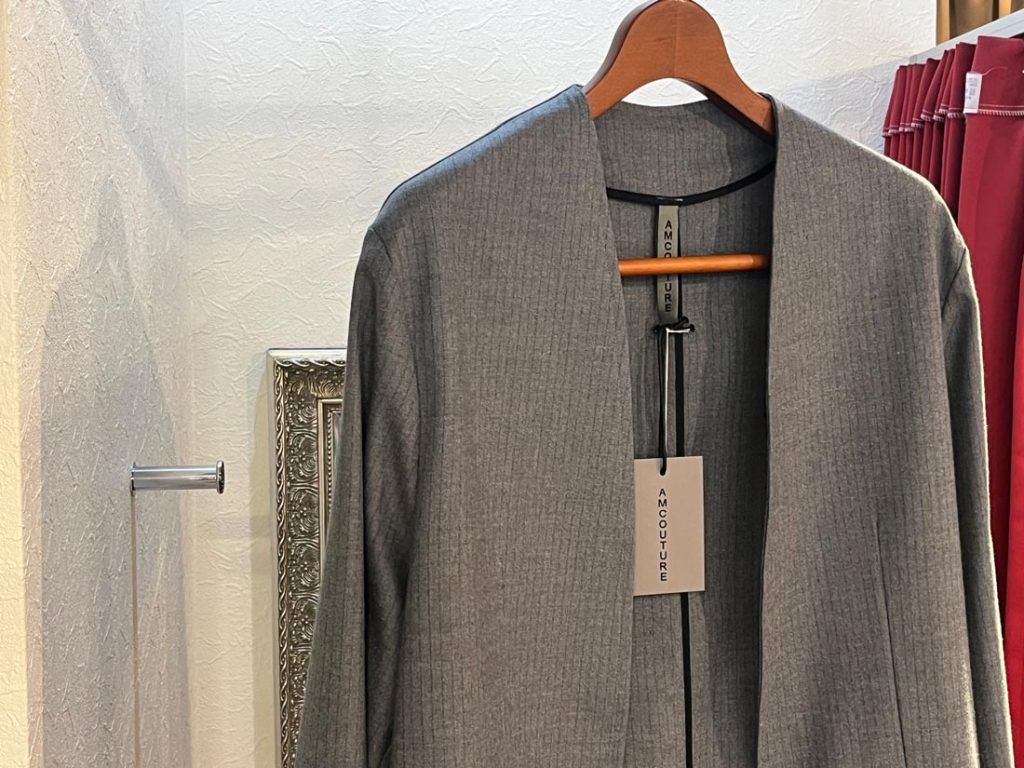 AMCOUTUREのノーカラージャケット全体フロントビュー