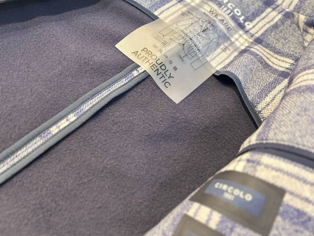 CIRCOLO1901チェックジャケットの裏地ディテールとブランドラベルのクローズアップ