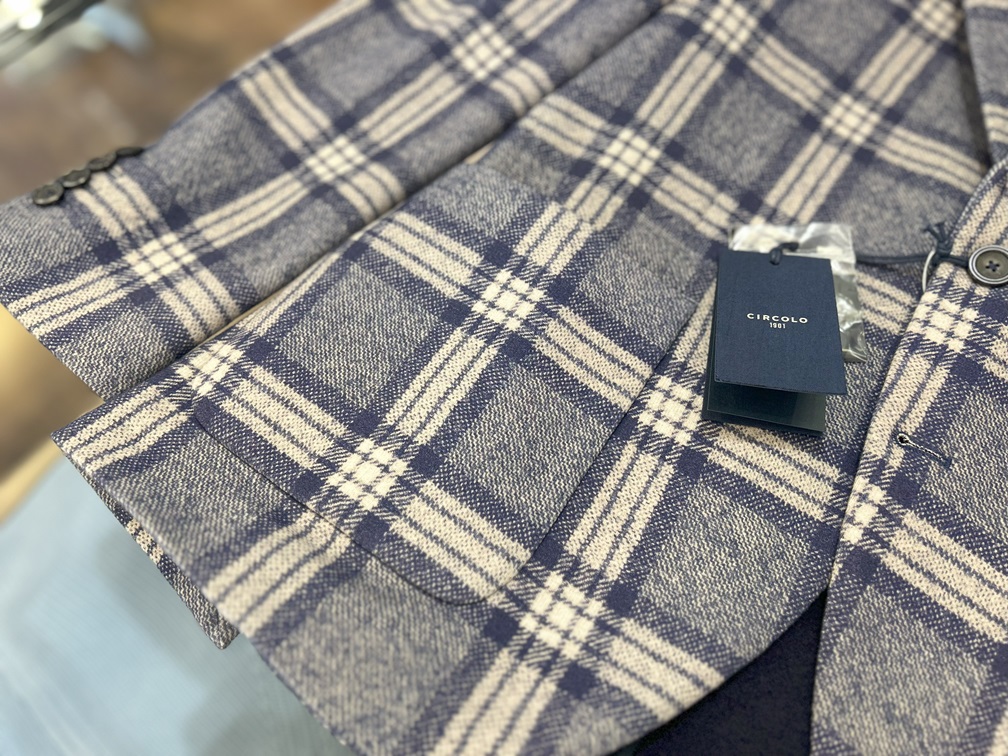 CIRCOLO1901ジャケットのアウトポケットとブランドタグのディテール