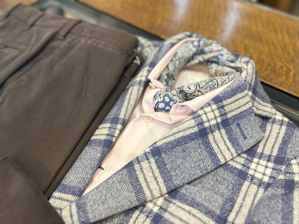 ピンクシャツとネッカチーフでコーディネートされたCIRCOLO1901チェックジャケット