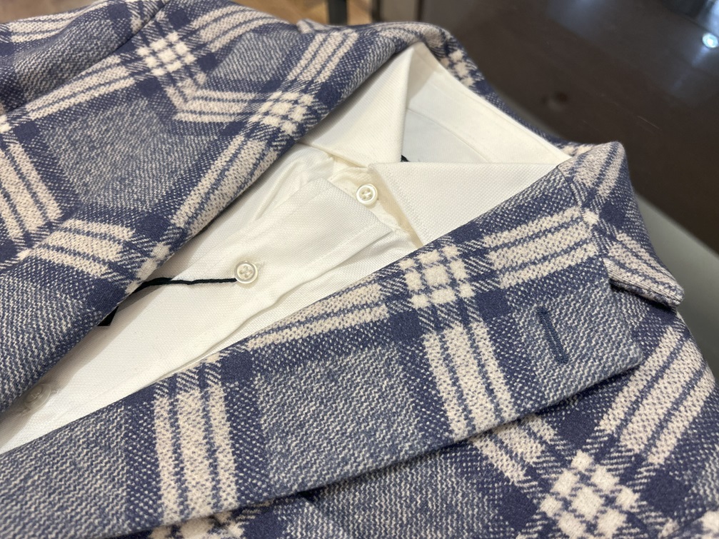 ホワイトシャツと合わせたCIRCOLO1901ブルーチェックジャケットのコーディネート