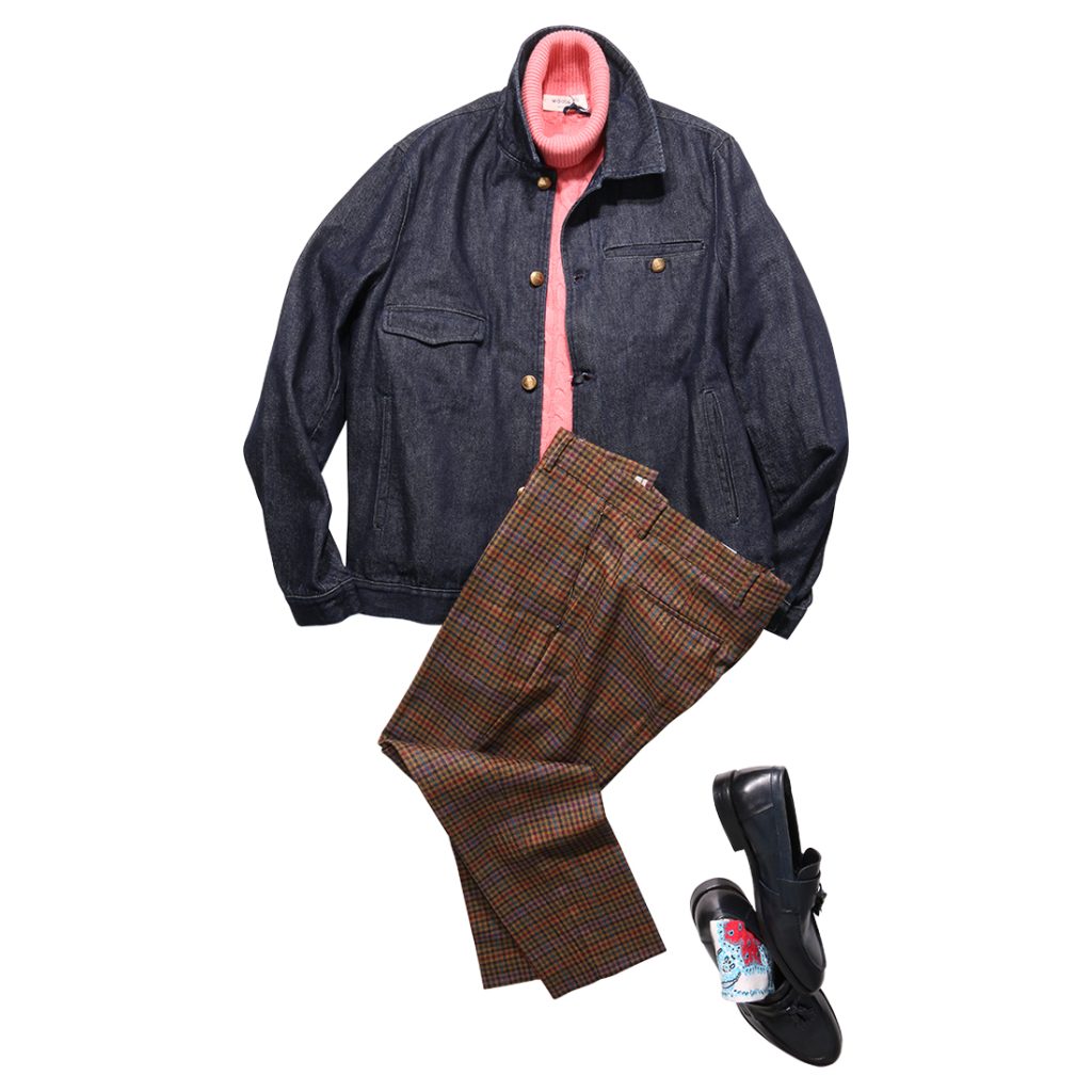 デニムジャケットにピンクニットを重ね、チェック柄パンツを合わせた大人カジュアルコーデ。ネイビーとブラウンの落ち着いた色合いに鮮やかなピンクを加え、遊び心と上品さを両立。