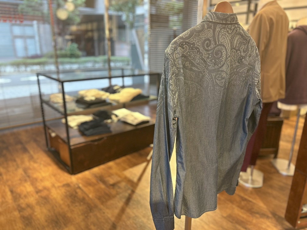 ETRO ペイズリー柄シャツ 背面のフェードデザインがおしゃれな印象2