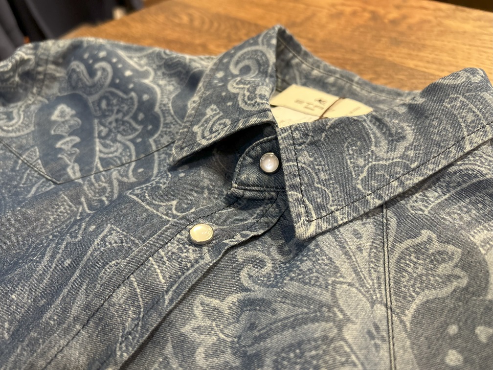 ETRO ペイズリー柄シャツ スナップボタンと柄の質感がわかるアップ