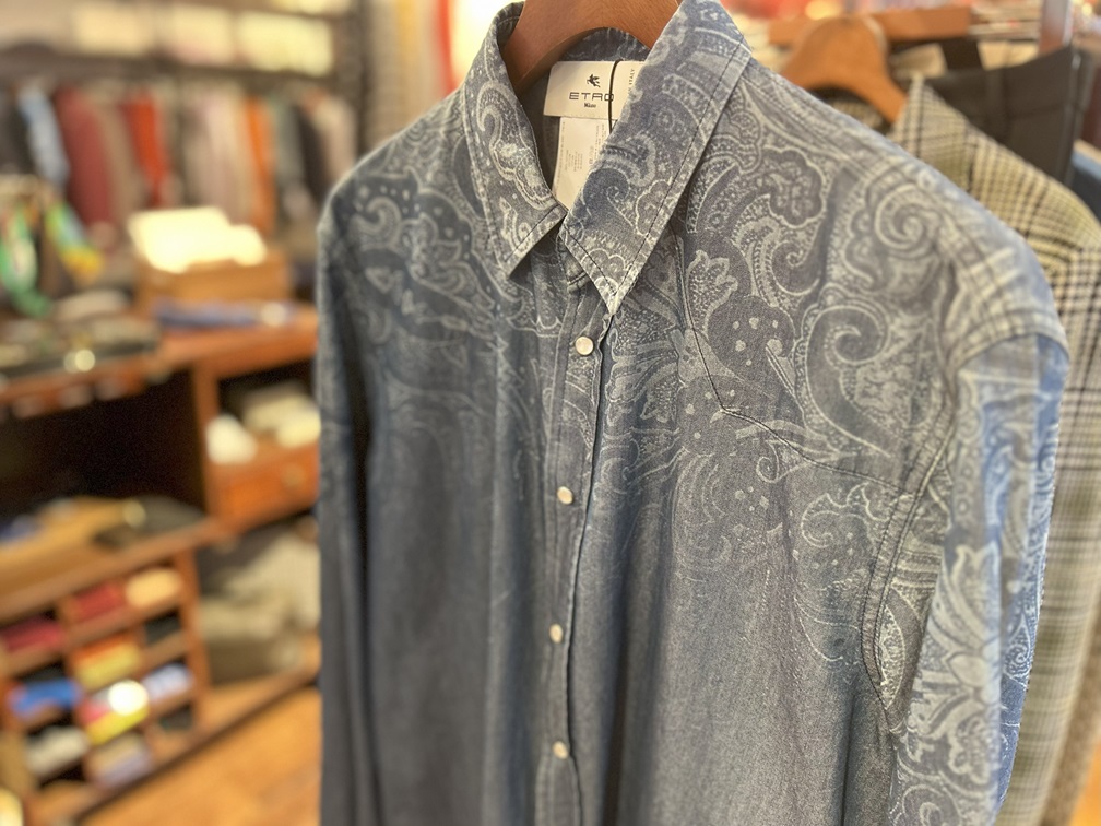 ETRO ペイズリー柄シャツ 店舗ディスプレイで映えるスタイリング提案