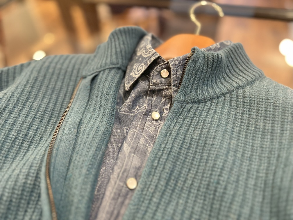 ETRO ペイズリー柄シャツ ニットとのレイヤードで大人の遊び心あるコーデ