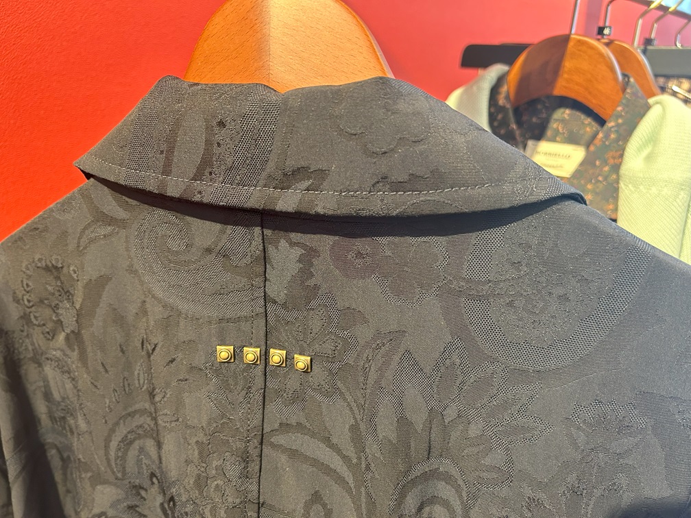 背中のスタッズが特徴的なETROステンカラーコート