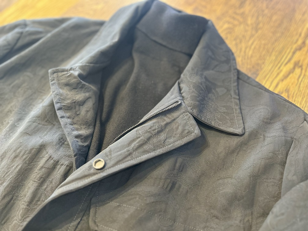 黒のタートルネックを合わせたETROステンカラーコートのシックなスタイリング