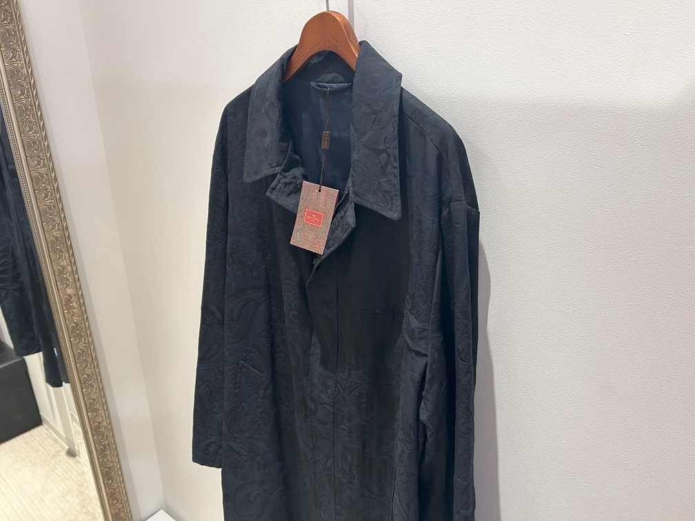 店内映えるETROのステンカラーコートスタイル