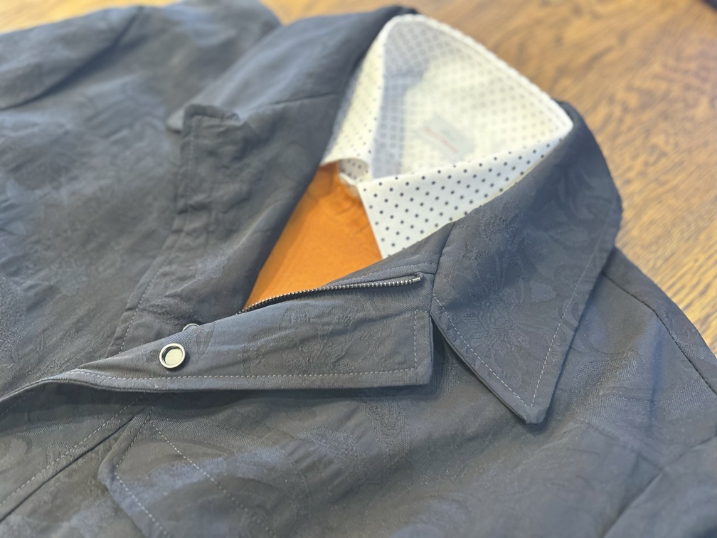 オレンジニットとドット柄シャツを合わせたETROステンカラーコートのコーディネート