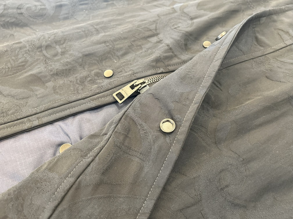 スナップボタンとダブルジップ仕様のETROコートディテール
