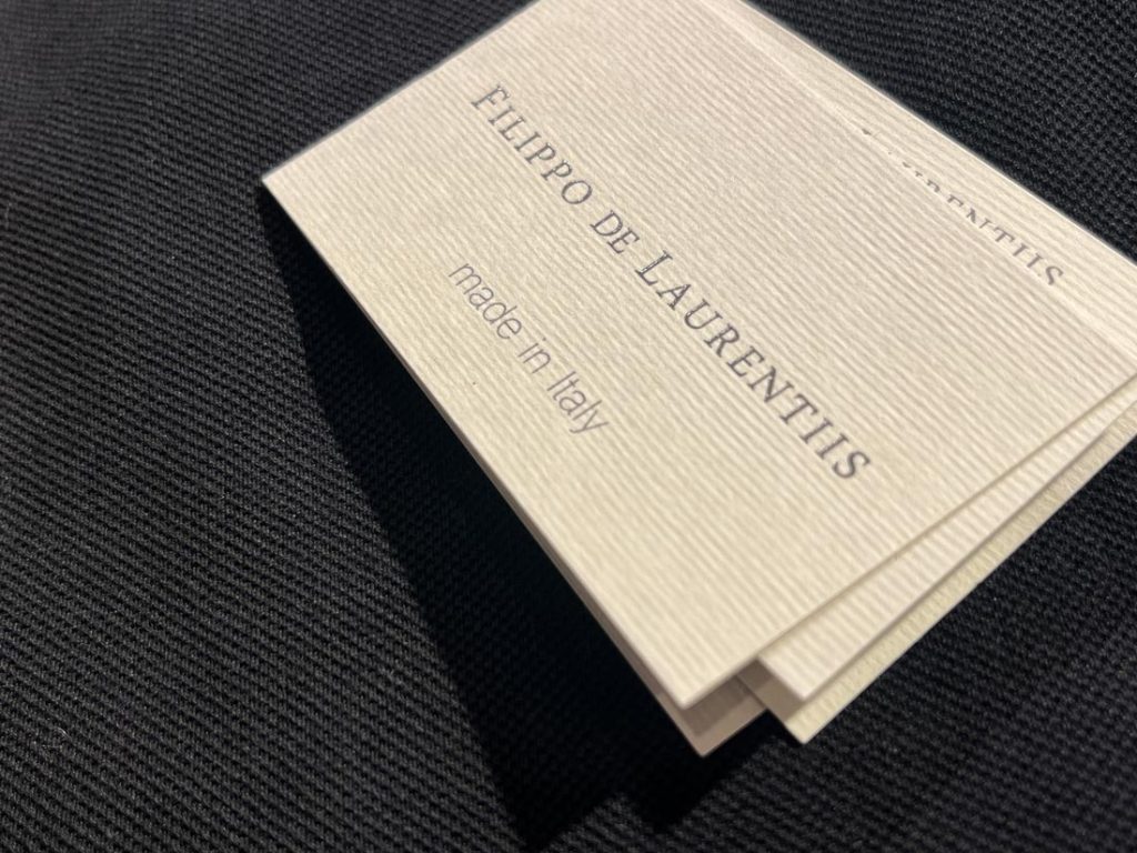 FILIPPO DE LAURENTIISのブランドタグをクローズアップで写したイタリア製ニットポロのディテール