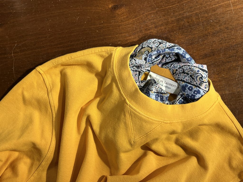 FILIPPO DE LAURENTIISのイエローニットTとペイズリースカーフのスタイリング