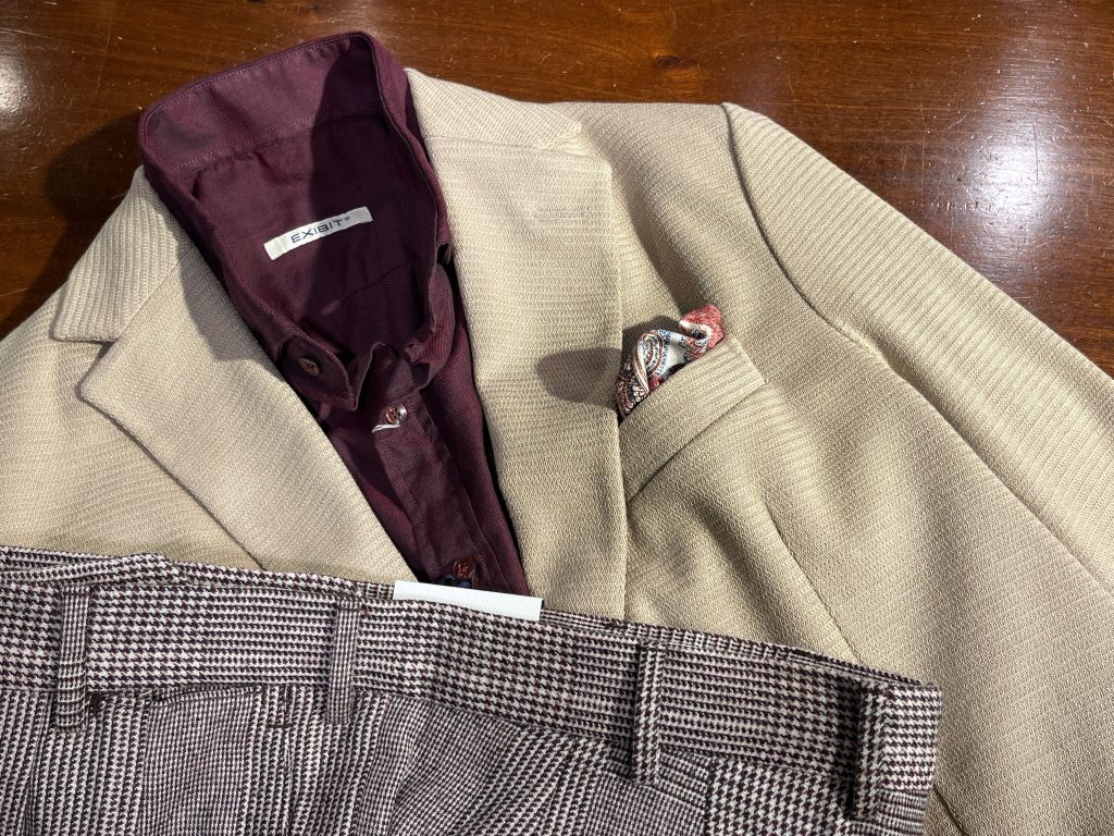 ベージュのジャケットにバーガンディシャツとグレンチェックパンツを合わせた橋下徹さんの衣装スタイリング。