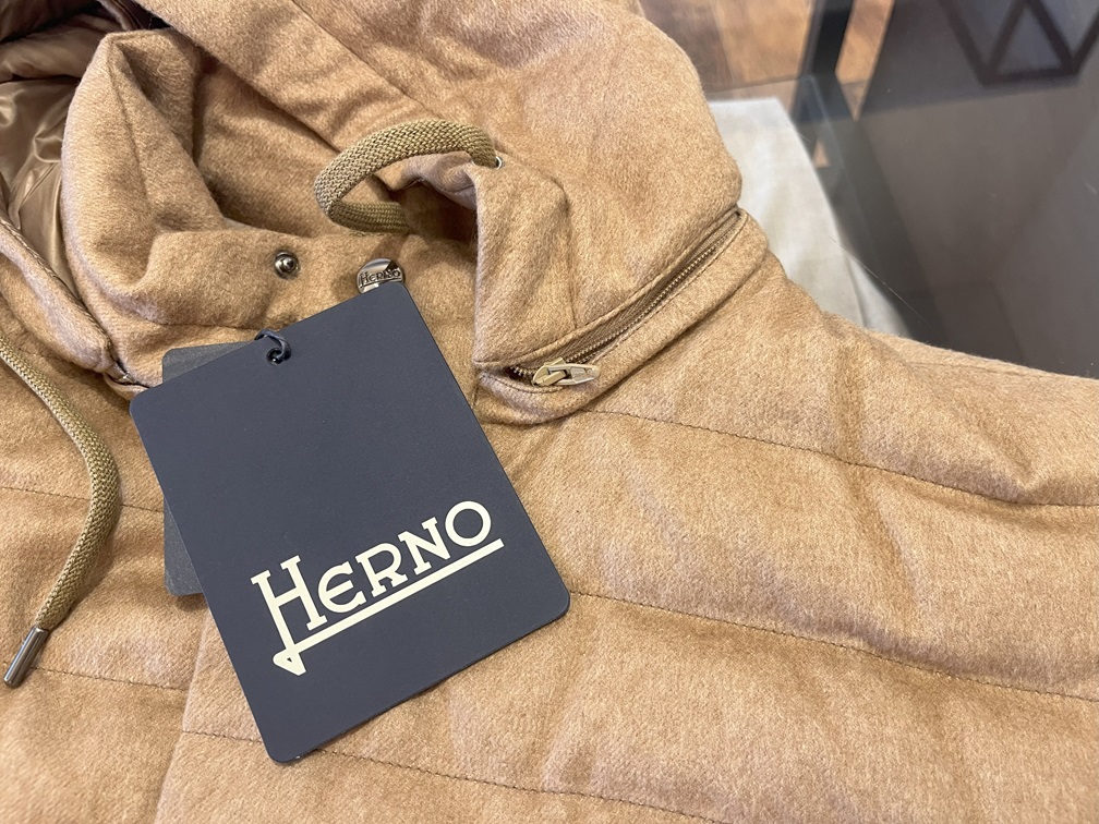 HERNOダウンベストのジップ付きフードディテール