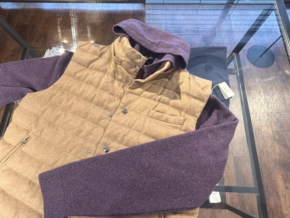 パープルニットと合わせたHERNOキャメルダウンベストのスタイリング例