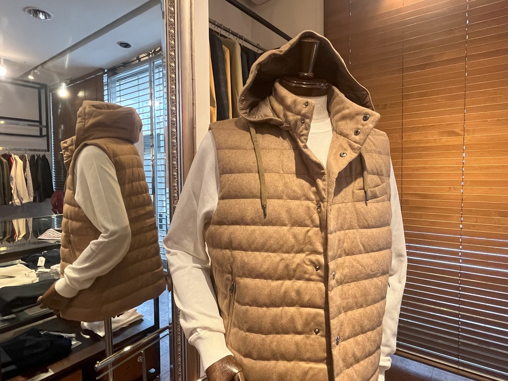 HERNOのキャメルカラーのダウンベストを着用したマネキン